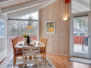 uma sala de jantar com mesa e cadeiras em Holiday Home Alvy - 200m from the sea in Djursland and Mols by Interhome em Ebeltoft