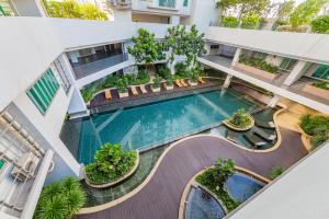 Bazén v ubytování Mulberry Verve Suites KL Mid Valley nebo v jeho okolí