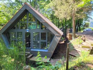 ein winziges Haus im Wald in der Unterkunft Chalet Bosco della Bella - Casa 6 - ZUG by Interhome in Termine
