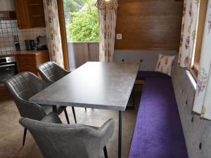 einen Tisch und Stühle in einer Küche mit Fenster in der Unterkunft Apartment Apart Hof Achenrainer by Interhome in Landeck