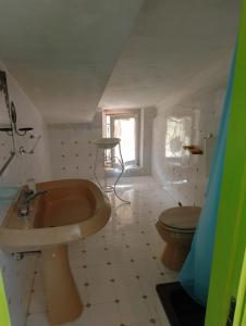 uma casa de banho com um lavatório e um WC em Fattoria la Ginestra, Museo della Civiltà Contadina em Fabriano