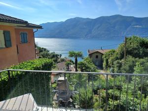 - une vue sur l'eau depuis une maison dans l'établissement Apartment Mulino Vecchio by Interhome, à Ronco sopra Ascona
