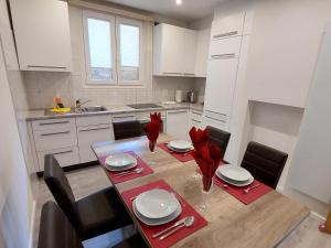 eine Küche mit einem Esstisch und roten Servietten in der Unterkunft Apartment Mulino Vecchio by Interhome in Ronco sopra Ascona
