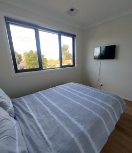 TV a/nebo společenská místnost v ubytování Maruve Guesthouse 12 min from Melb airport