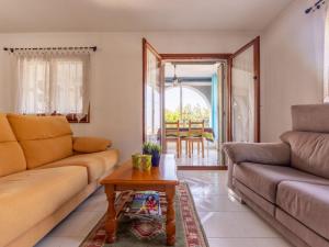 ein Wohnzimmer mit einem Sofa und einem Tisch in der Unterkunft Holiday Home Llimona by Interhome in Creixell