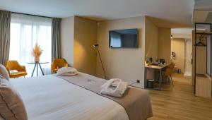 Postel nebo postele na pokoji v ubytování Hotel Quartier Latin