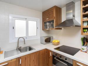uma cozinha com um lavatório e um micro-ondas em Apartment Sa Coma by Interhome em Tossa de Mar