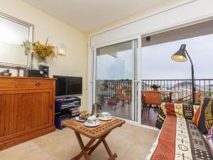un salon avec un canapé et une table dans l'établissement Apartment Sa Coma by Interhome, à Tossa de Mar