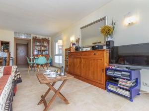 un salon avec une grande télévision et une table dans l'établissement Apartment Sa Coma by Interhome, à Tossa de Mar 13 autres photos