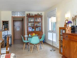 uma cozinha e sala de jantar com mesa e cadeiras em Apartment Sa Coma by Interhome em Tossa de Mar