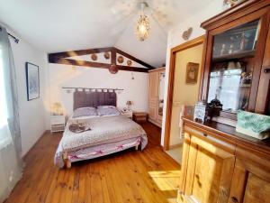 um quarto com uma cama e piso em madeira em Villa le thoronet em Le Thoronet