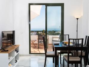 d'un balcon et d'une salle à manger avec une table et des chaises. dans l'établissement Apartment Azucena by Interhome, à Nerja