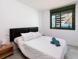 - une chambre avec un lit et une serviette bleue dans l'établissement Apartment Azucena by Interhome, à Nerja