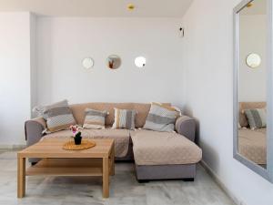 - un salon avec un canapé et une table dans l'établissement Apartment Azucena by Interhome, à Nerja