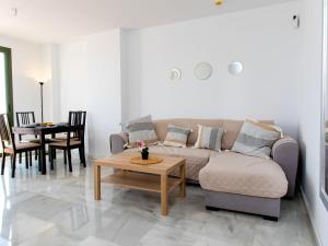 - un salon avec un canapé et une table dans l'établissement Apartment Azucena by Interhome, à Nerja