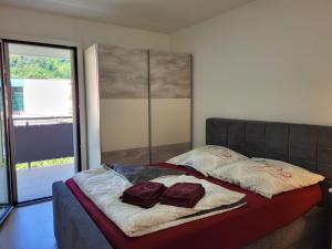 una camera con un letto con due cuscini sopra di Apartment App- Julia Caslano by Interhome a Caslano