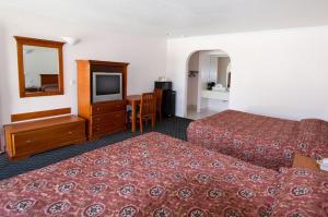 Katil atau katil-katil dalam bilik di West Coast Inn Santa Ana