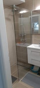 y baño con ducha y lavamanos. en Apartments Miličević, en Gradac