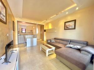 uma sala de estar com um sofá e uma mesa em Hotel Butua Residence em Budva