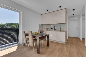 a kitchen and dining room with a table and chairs at Dei apartment in Makarska
