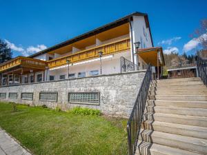 een gebouw met een trap en een stenen muur bij Holiday Home Bayerisch Häusl by Interhome in Bayerisch Eisenstein