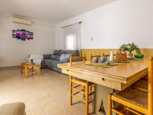 sala de estar con mesa y sofá en Holiday Home Lola by Interhome, en Deltebre