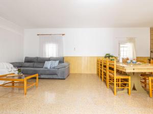 sala de estar con sofá y mesa en Holiday Home Lola by Interhome, en Deltebre