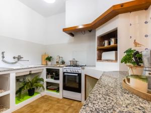 une cuisine avec un évier et une cuisinière dans l'établissement Holiday Home Paraiso by Interhome, à Riumar