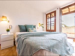 une chambre avec un lit avec une couverture bleue dans l'établissement Holiday Home Paraiso by Interhome, à Riumar