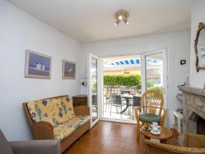 een woonkamer met een bank en een open haard bij Holiday Home Marie by Interhome in L'Escala