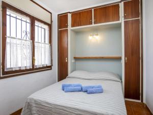 twee blauwe kussens op een bed in een slaapkamer bij Holiday Home Marie by Interhome in L'Escala