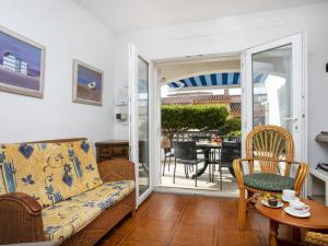 een woonkamer met een bank en een tafel bij Holiday Home Marie by Interhome in L'Escala