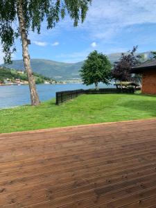 un parc avec vue sur une étendue d'eau dans l'établissement Olden apartments 1, à Olden