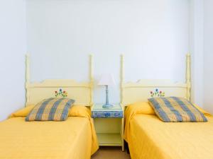 奧羅佩薩德爾馬的住宿－Apartment Las Vegas by Interhome，两张睡床彼此相邻,位于一个房间里