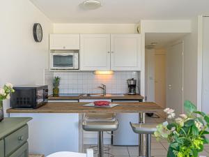 een keuken met witte kasten en een aanrechtblad bij Apartment Les Eiders by Interhome in Carnac +14 foto's