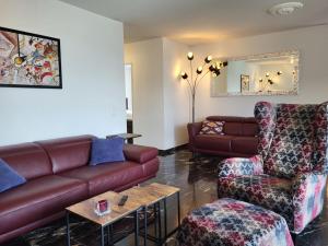 - un salon avec un canapé et une table dans l'établissement Apartment Torre Tessuti 3-2 by Interhome, à Locarno