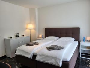 - une chambre avec un grand lit et 2 serviettes dans l'établissement Apartment Torre Tessuti 3-2 by Interhome, à Locarno