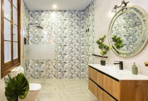 y baño con ducha, aseo y lavamanos. en Strachan Apartamentos en el corazón de Málaga, en Málaga