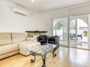 een woonkamer met een bank en een glazen tafel bij Holiday Home Luna by Interhome in Empuriabrava
