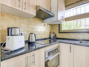 een keuken met houten kasten en een apparaat op het aanrecht bij Holiday Home Luna by Interhome in Empuriabrava