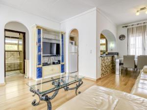 een woonkamer met een glazen tafel en een bank bij Holiday Home Luna by Interhome in Empuriabrava