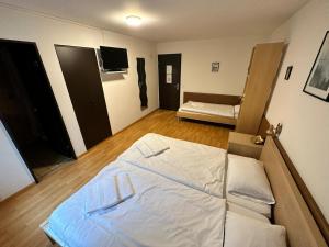 Cama o camas de una habitación en Hotel Stadthof Glarus
