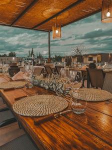 un tavolo in legno con bicchieri da vino sopra di Tres Cruces a Villa Unión