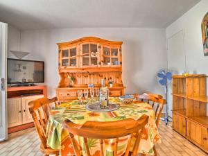 uma sala de jantar com uma mesa com cadeiras e uma televisão em Holiday Home Le Douhet by Interhome em Saint-Georges-dʼOléron