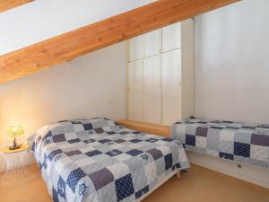 una camera da letto con due letti e una finestra di Studio Parc de Pontaillac-29 by Interhome a Vaux-sur-Mer