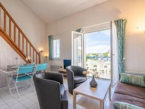 un soggiorno con un divano e un tavolo di Studio Parc de Pontaillac-29 by Interhome a Vaux-sur-Mer