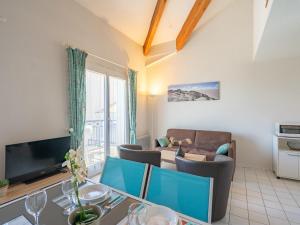 un soggiorno con un divano e una TV di Studio Parc de Pontaillac-29 by Interhome a Vaux-sur-Mer Altre 17 foto