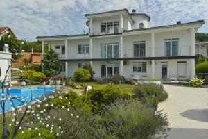 Casa blanca grande con piscina en Apartments Villa Graf en Smederevo
