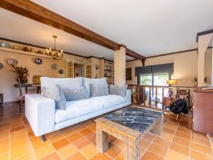 uma sala de estar com um sofá e uma mesa em Holiday Home El Garrofer by Interhome em Comarruga