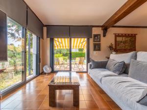 uma sala de estar com um sofá e uma mesa em Holiday Home El Garrofer by Interhome em Comarruga